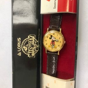 Vintage 1980's Lorus Quartz Disney Mickey Mouse Watch V803-0110RO orginal case.